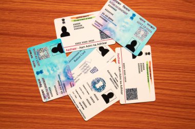 Maski,Karnataka,Hindistan - 26 Haziran 2019: Hindistan Hükümeti tarafından kimlik kartı olarak verilen Aadhaar kartı, Karne kartı, Seçmen Kimliği ve Pan kartı.