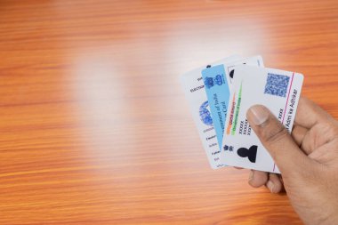 Maski,Karnataka,Hindistan -26 Haziran 2019: Hindistan Hükümeti tarafından kimlik kartı olarak verilen Aadhaar kartı, karne kartı ve seçmen kimliği.