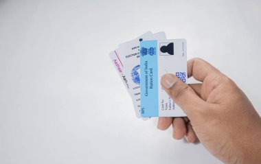 Maski,Karnataka,Hindistan -26 Haziran 2019: Hindistan Hükümeti tarafından izole arka planda kimlik kartı olarak verilen Aadhaar kartı, Karne kartı ve seçmen kimliği