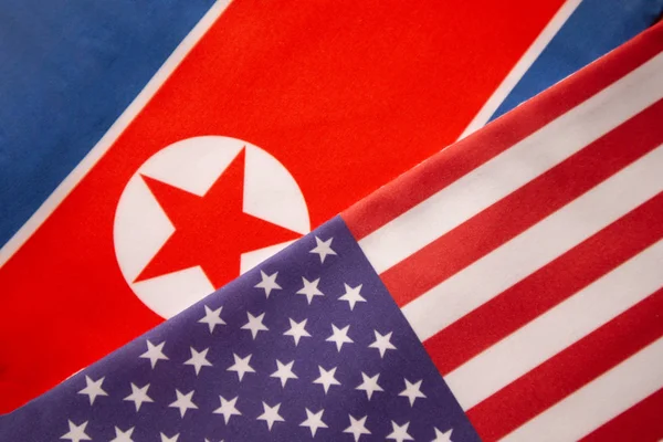 Concept de relation bilatérale entre deux pays affichant deux drapeaux : les États-Unis d'Amérique et la Corée du Nord . — Photo