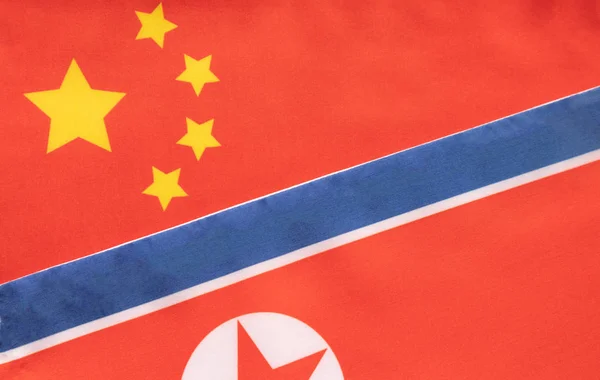 Concept de relation bilatérale entre deux pays affichant deux drapeaux : la Chine et la Corée du Nord — Photo