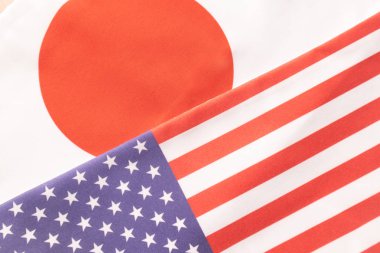 İki ülke arasında iki bayrakla görünen ikili ilişki kavramı: Amerika Birleşik Devletleri ve Japonya