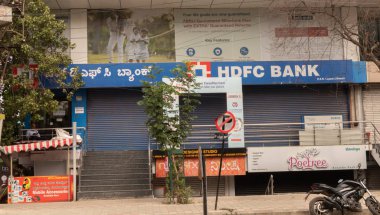 Bengaluru, Hindistan 27 Haziran 2019 : Bangalore'daki Kapalı Hdfc bankasının ön görüş binası