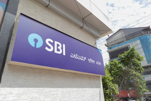 Bengaluru, Hindistan 27 Haziran 2019 : Hindistan Devlet Bankası Atm, Atm üç dilde kannada, Hintçe, İngilizce.