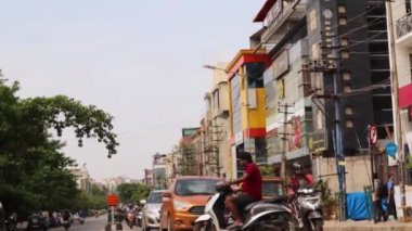 Işık hareketli kentsel trafik Bengaluru düşük açı görünümü, Hindistan.