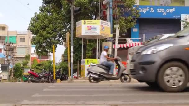 Низкий Угол Обзора Света Движущегося Городского Движения Перекрестка Дороги Бенгалуру — стоковое видео