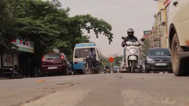 Baixo Ângulo Visão Luz Movimento Tráfego Urbano Bengaluru Índia — Vídeo de Stock