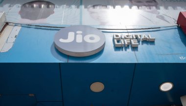 Bengaluru, Hindistan 27 Haziran 2019 : Reliance Jio Bill board on the Shop.