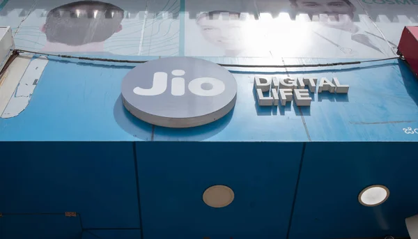 Bengaluru, Hindistan 27 Haziran 2019 : Reliance Jio Bill board on the Shop.