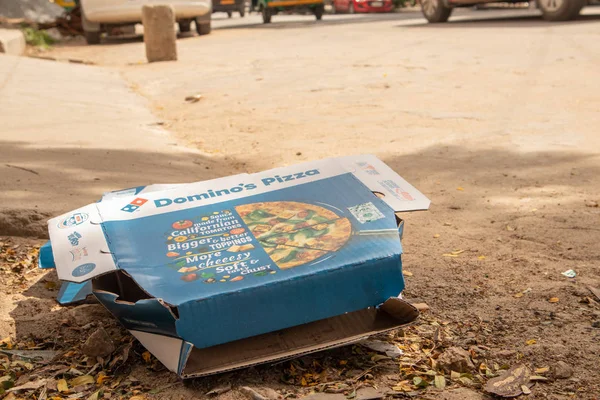 Bengaluru, Índia 17 de junho de 2019: Domino 's Pizza Box jogado fora na beira da estrada — Fotografia de Stock