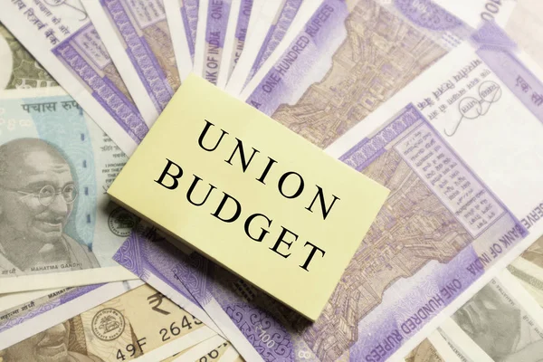 Begroting van de Unie gedrukt op nieuwe Indiase valuta notities — Stockfoto