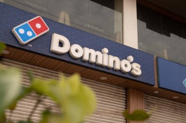 Bengaluru, Hindistan 27 Haziran 2019 : Bengaluru'daki binanın tepesindeki Dominos Pizza reklam panosu.