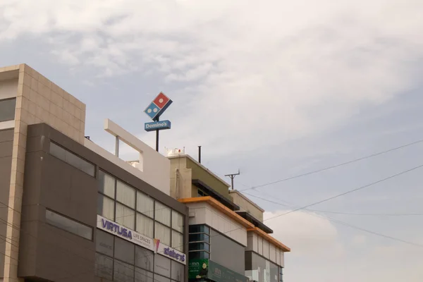 Bengaluru, Hindistan 27 Haziran 2019 : Bengaluru'daki binanın tepesindeki Dominos Pizza reklam panosu. — Stok fotoğraf
