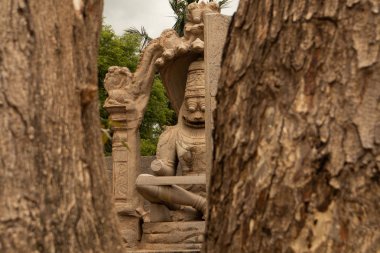 Ugra Narsimha veya Lakshmi Narsimha Hampi'deki pencerelerden yakalandı. Lord Vishnu'nun insan-aslan avatarı - yoga pozisyonunda oturuyor.