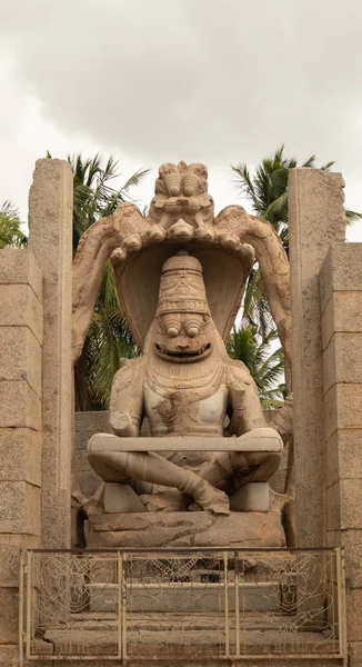 Ugra Narsimha oder Lakshmi Narsimha Tempel in Hampi. Der Mensch-Löwe-Avatar von Lord Vishnu - sitzt in einer Yogaposition. — Stockfoto