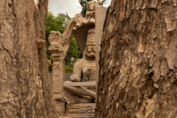 Ugra Narsimha veya Lakshmi Narsimha Hampi'deki pencerelerden yakalandı. Lord Vishnu'nun insan-aslan avatarı - yoga pozisyonunda oturuyor. — Stok fotoğraf