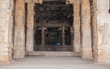 Malyavanta Raghunatha Tapınağı'nın İç Görünümü, Hampi, Karnataka