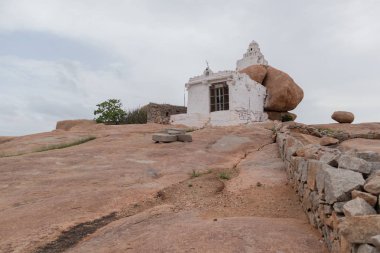 Malyavanta Parvata'daki küçük tapınak veya Hampi'de tepenin tepesi, Karnataka