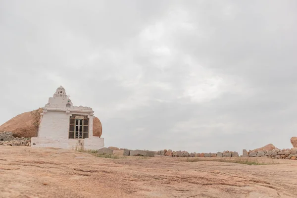 Pequeño templo en Malyavanta Parvata o cima de la colina en Hampi, Karnataka — Foto de Stock