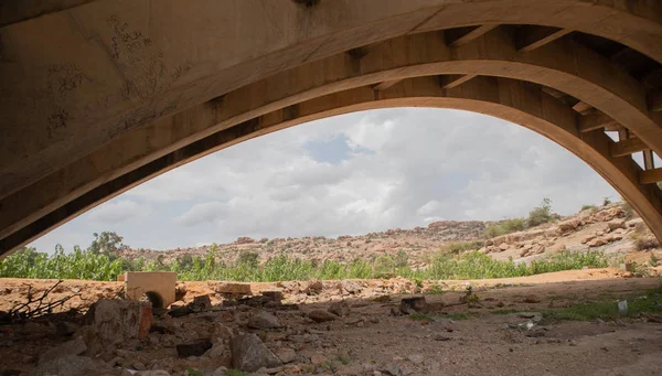 Hampi, India 8 de julio de 2019: Puentes abandonados y en desuso cerca de Hampi, India — Foto de Stock