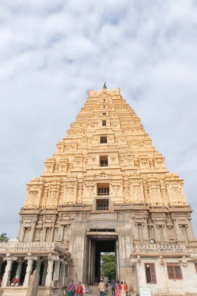 Hampi, Índia 8 de julho de 2019: Vista interior do templo de Virupaksha ou Pampapati em Hampi, Karnataka, Índia — Fotografia de Stock