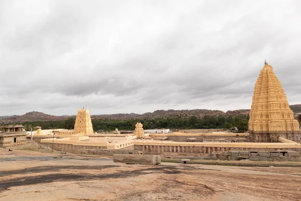 Virupaksha hinduistischen Tempel gopuram von Hemakuta Hügel gefangen genommen — Stockfoto