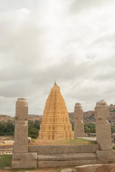 Virupaksha hindu templom Gopuram elfogták Hemakuta Hill — Stock Fotó