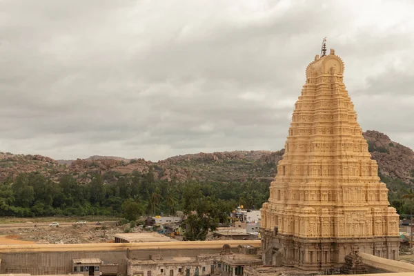 Virupaksha templo hindu Gopuram capturado de Hemakuta Hill — Fotografia de Stock