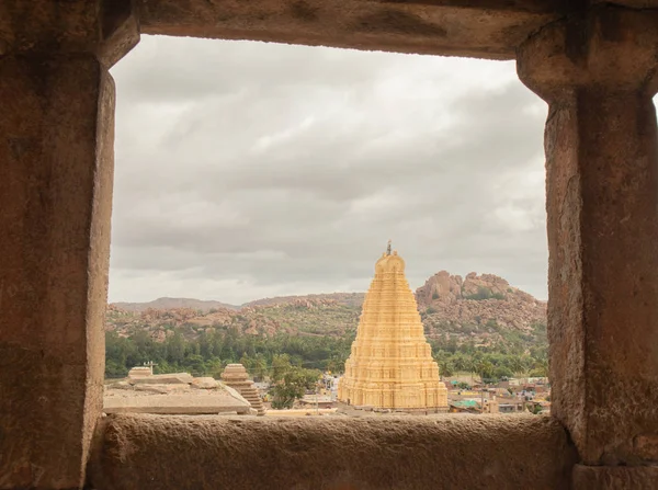 Virupaksha hinduistycznej świątyni gopura przez Mandapa i ruiny, Hampi, Indie — Zdjęcie stockowe