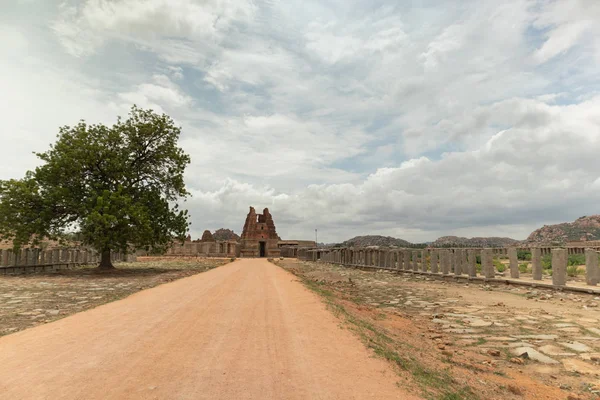 Camino al complejo de templos de Vittala en ruinas y al carro de piedra en Hampi, India . — Foto de Stock