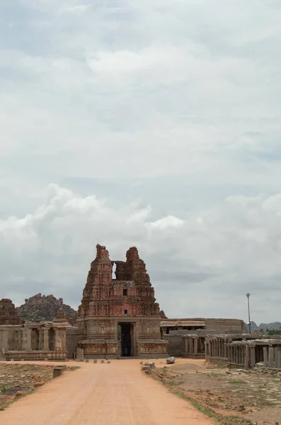 Camino al complejo de templos de Vittala en ruinas y al carro de piedra en Hampi, India . — Foto de Stock