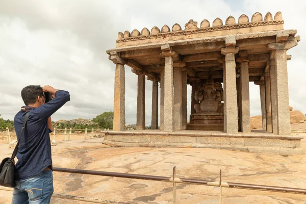 Hampi, India július 8, 2019: fotográfus figyelembe a képet a Szent Sasivekalu Ganesha templom Hampi, Karnataka, India — Stock Fotó