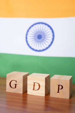 Ahşap blok harflerle gayri safi yurtiçi hasıla, arka plan olarak Hint Bayrağı.
