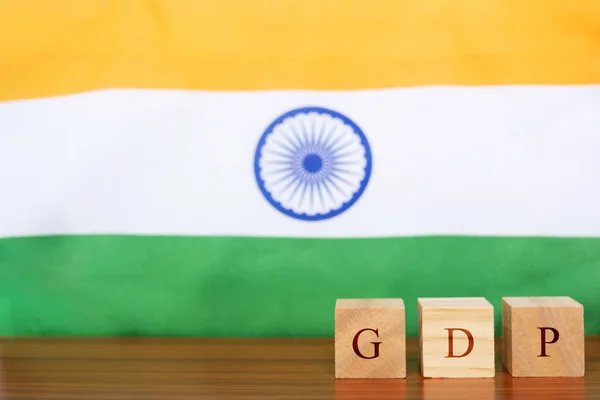 PIB ou produit intérieur brut en lettres moulées en bois, drapeau indien comme toile de fond . — Photo