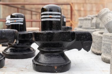 Stone Shiva Linga heykeli Hampi, Hindistan 'ın yol kenarında satılıyor.