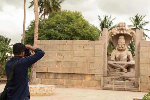 Χάμι, Ινδία 9 Ιουλίου 2019: τουρίστας που προσπαθεί να κάνει τον Ουέγκρα Ναρσίχα ή τη Λάκσμι Ναρσίχα στο Χάμι. Ο άνθρωπος-λιοντάρι του Λόρδου Βισνού-καθισμένος σε μια θέση γιόγκα. — Φωτογραφία Αρχείου