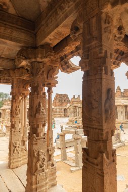 Hampi'deki Vittala veya Vitthala Tapınağı'nın Ineriors ve tavanlarının Iç görünümü, Karnataka eyaleti, Hindistan.