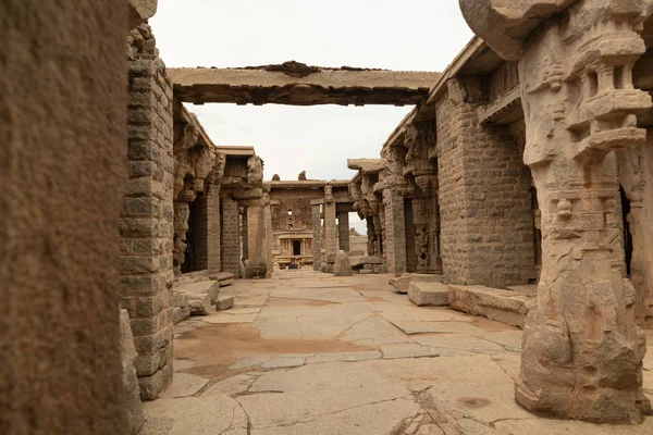 La vista interior de la ruina Interiores y techos de Vittala o templo de Vitthala en Hampi, estado de Karnataka, India . — Foto de Stock
