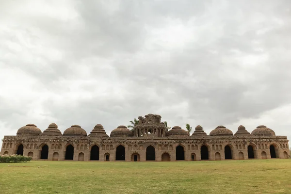 Ruinas del establo del elefante dentro del recinto de Zanana en Hampi del reino de Vijayanagara del siglo XIV en Hampi, Karnataka, India . — Foto de Stock