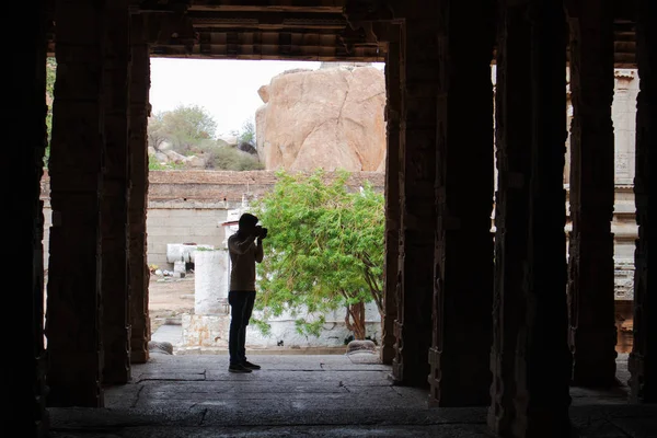 Hampi, India 8 de julio de 2019: Fotografo tomando una foto del Templo Malyavanta Raghunatha, Hampi, Karnataka — Foto de Stock