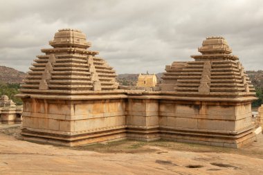 Virupaksha Hindu tapınağı Gopuram Hemakuta Tepesi'nden ele geçirildi