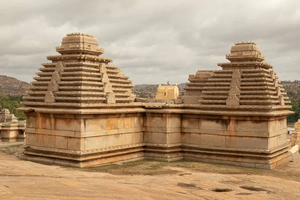 Virupaksha hindu templom Gopuram elfogták Hemakuta Hill — Stock Fotó