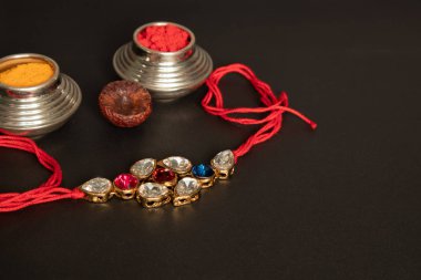 Raksha Bandhan oğuz veya Rakhi ile kumkum üzerinde siyah arka plan.