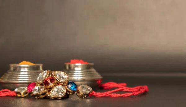 Raksha bandhan raakhi o rakhi con Kumkum su sfondo nero . — Foto Stock