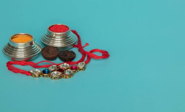 Mavi arka planda kumkum ile Raksha Bandhan oğuz veya Rakhi.