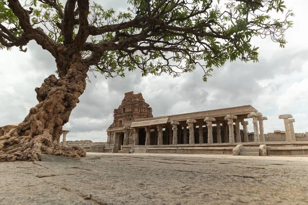 Tekintettel az elhagyott fa Vittala templomban Hampi, Karnataka, India — Stock Fotó