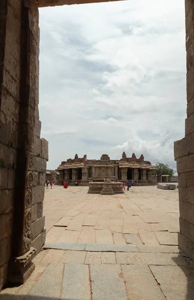 Vista interna attraverso l'ingresso del Tempio Vittala a Hampi, Karnataka, India — Foto Stock