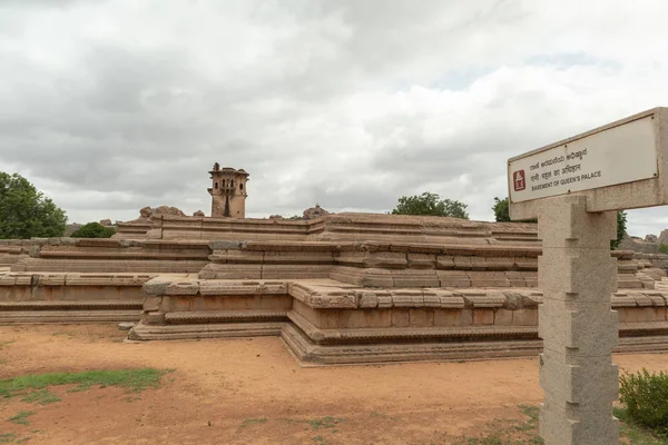 Vista del sótano del palacio de la reina y la torre de vigilancia norte en Hampi, Karnataka, India . — Foto de Stock