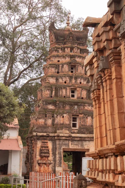 Kumaraswami Templo gopuram en la parte superior del Krauncha Giri o colina en Sandur . —  Fotos de Stock