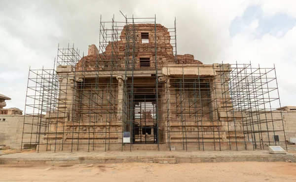 Unterstützung des zerstörten Turms des Krishna-Tempels mit eisernen Säulen ist in hampi. — Stockfoto